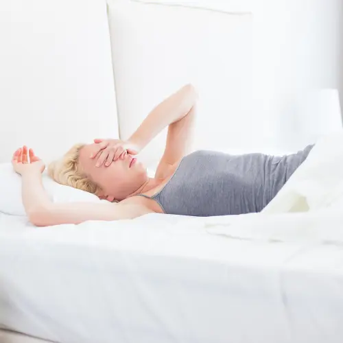 Vermoeid wakker worden na het slapen